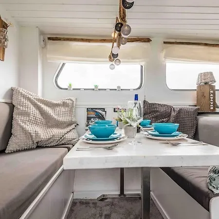 Classic Boat 4-6p Boco Living Marina Apartment *