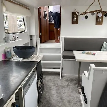 Classic Boat 4-6p Boco Living Marina Apartment Rotterdam