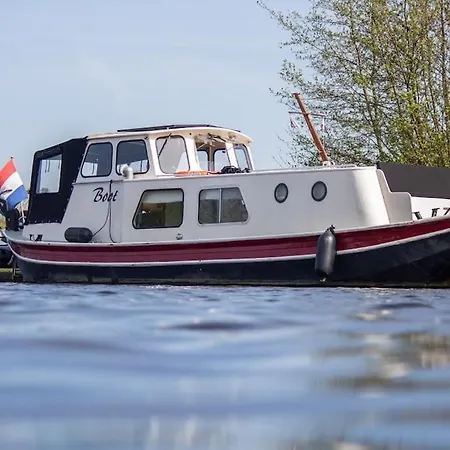 Classic Boat 4-6p Boco Living Marina