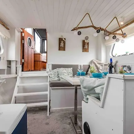 Classic Boat 4-6p Boco Living Marina Apartment