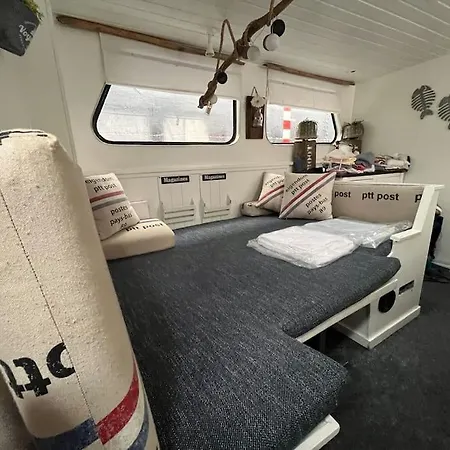 Classic Boat 4-6p Boco Living Marina Apartment