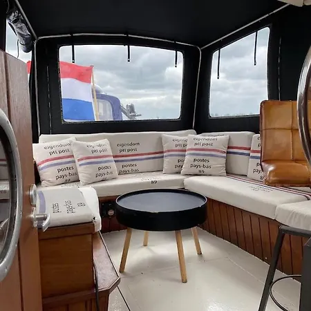 Classic Boat 4-6p Boco Living Marina