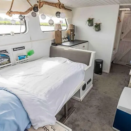 Classic Boat 4-6p Boco Living Marina Apartment