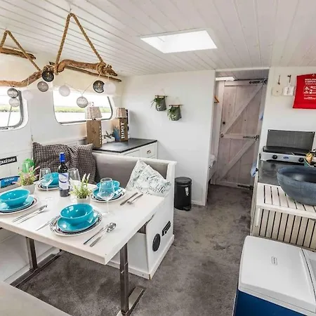 Classic Boat 4-6p Boco Living Marina Rotterdam